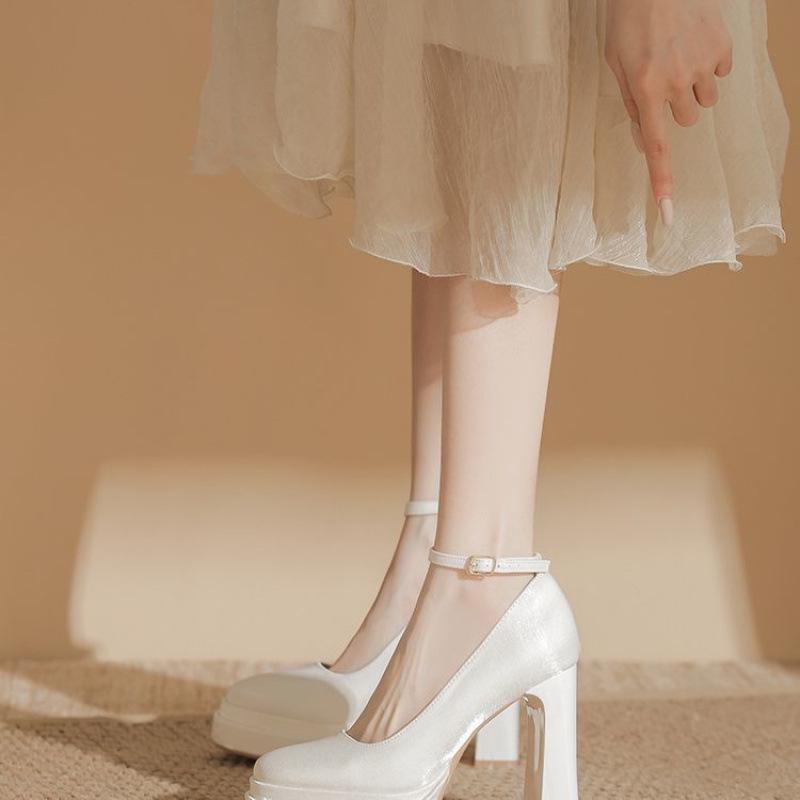 Bílé saténové platformové svatební lodičky ve stylu Mary Jane s kulatou špičkou a robustním podpatkem pro ženy, pohodlné svatební boty.