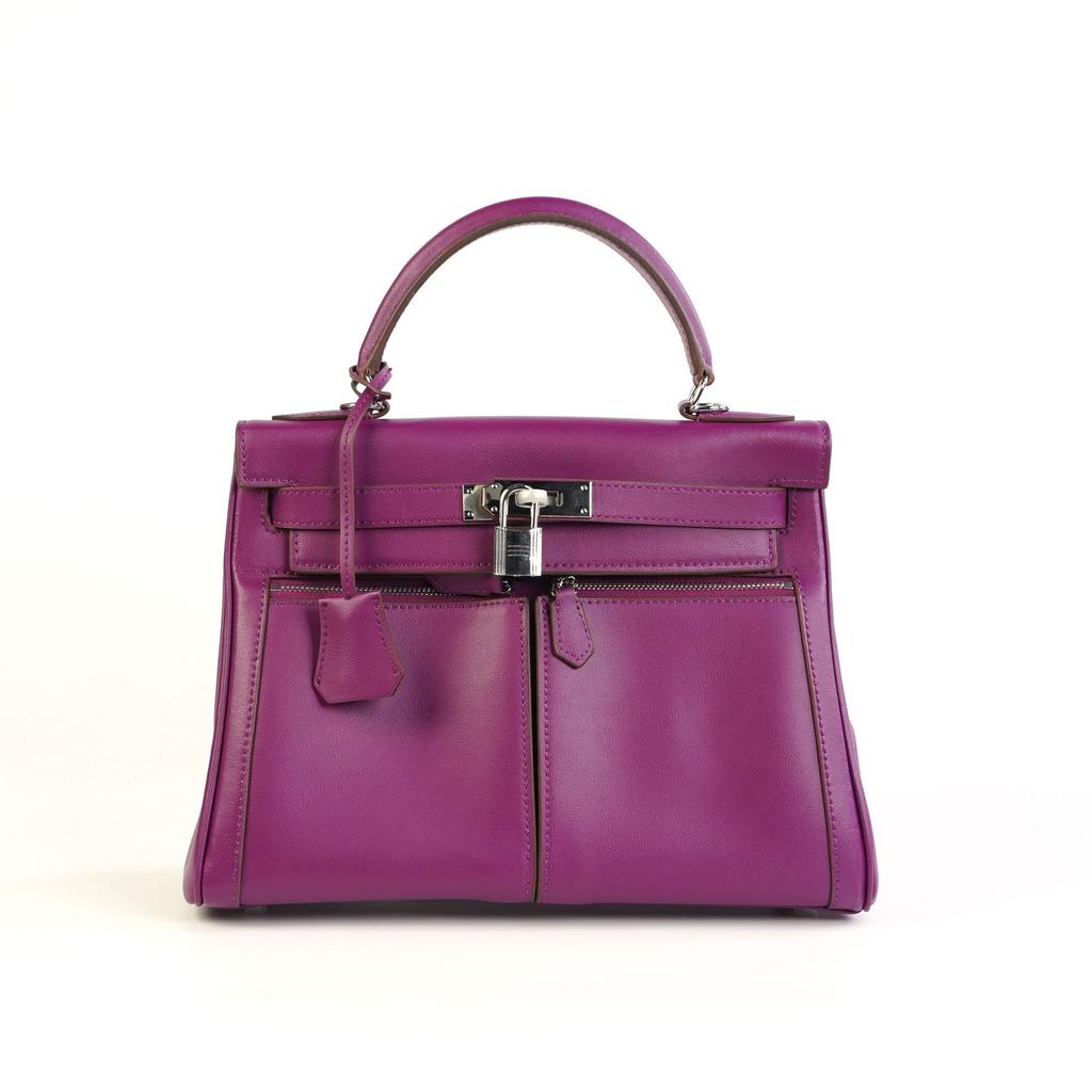 This Women's Bag Is Made of Cowhide with Double Pockets and Has a Large Capacity for Commuting. It Features Two Shoulder Straps and a Shoulder Strap