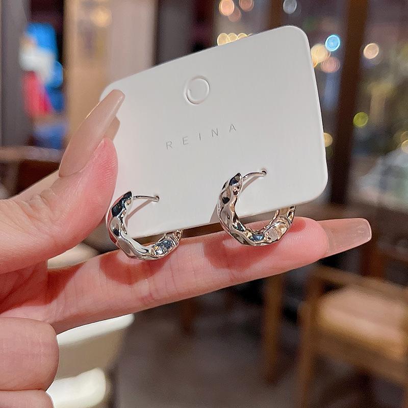 South Korean Elegant Zircon Hoop Earrings - Trendy, Versatile Plain Hoops with Love Design