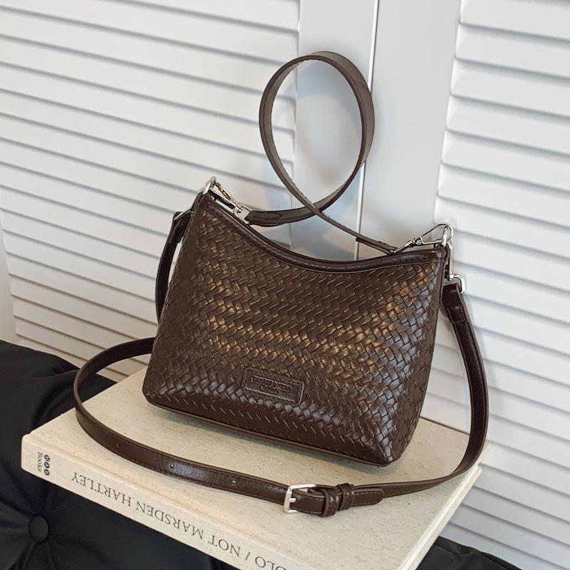 Niche woven pattern underarm bag women's new fashion shoulder messenger bag summer retro bucket bag