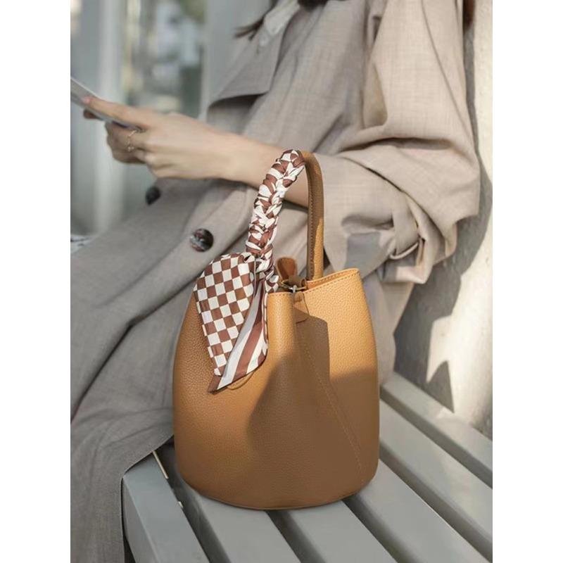 Leather bucket bag, new high-end women's summer messenger bag, large-capacity vegetable basket, cute women's bag.