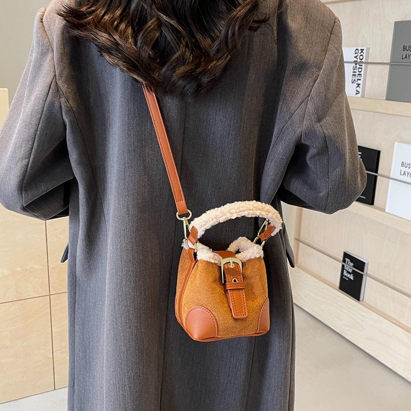 Y2K Retro Plush Crossbody Bucket Bag: Women's Mini Handbag with Frayed Edge, Versatile for Autumn and Winter