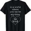 In een Wereld Waar Je Alles Kunt Zijn Wees Vriendelijk T-shirt
