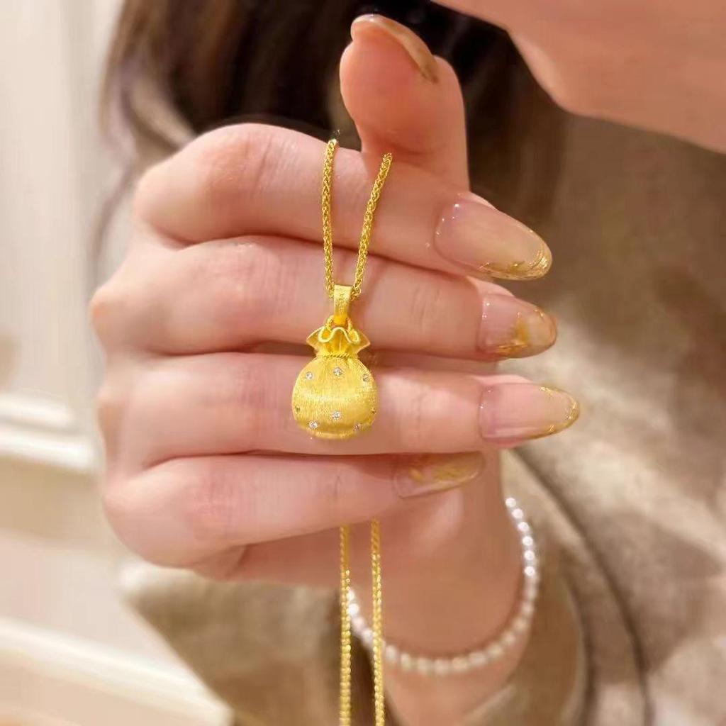 Vintage-Inspired Sand Gold Diamond Pendant Necklace: Luxurious Light Niche Design