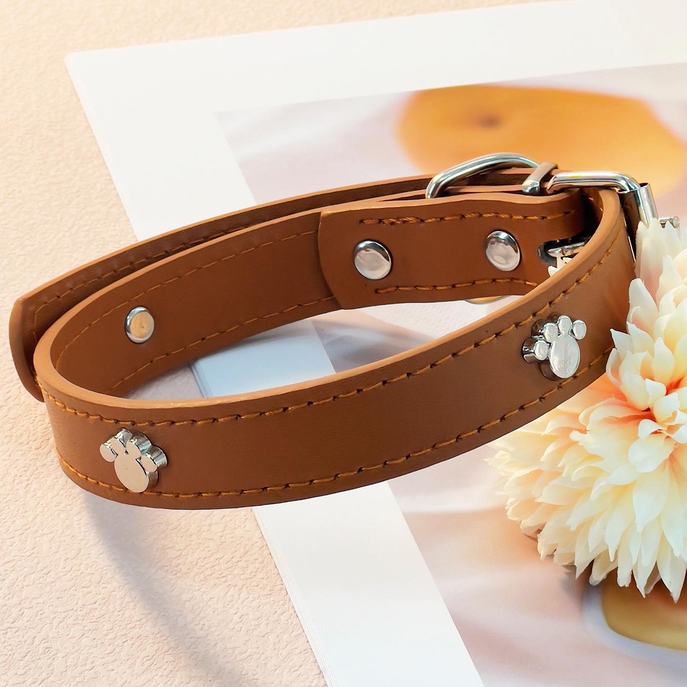 

Кожаный ошейник из ПУ с металлическим декором с отпечатком лапы питомца для маленьких и средних собак и кошек XS [1.2*33cm] коричневый