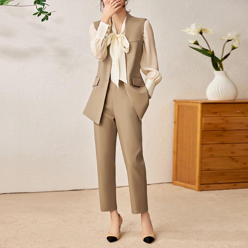 

Современный женский костюм-двойка из жилета и брюк «Богиня» L хаки