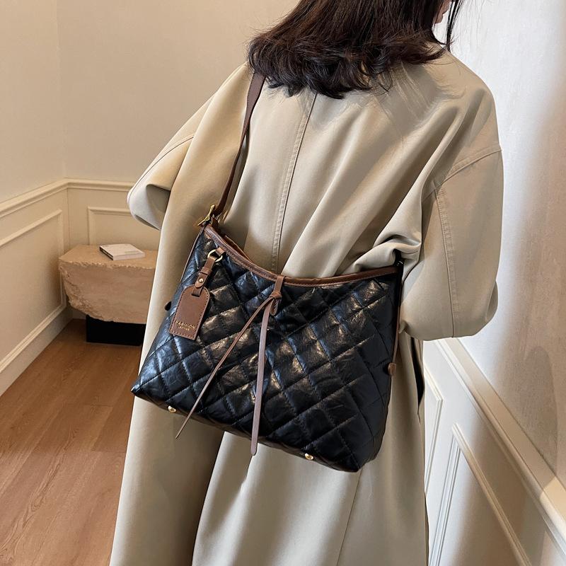 

2025 autumn and winter new women s shoulder bag European and American retro large-capacity women s bag messenger bag versatile women s bag 31*11*25 чёрный