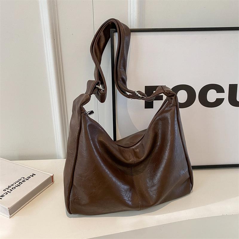 Large capacity bag women's 2025 new high-end Maillard commuter shoulder bag autumn and winter popular messenger tote bag