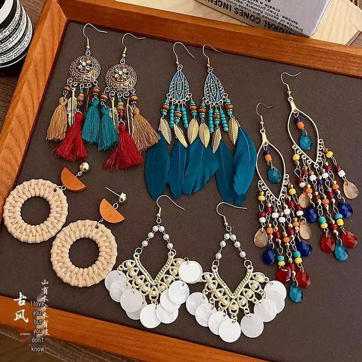 Boho náušnice s třásněmi z peří: Unikátní tkané dlouhé visací doplňky pro ženy
