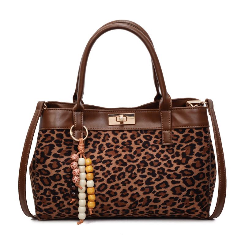 Leopard print bag women's large-capacity 2025 new autumn and winter niche design messenger bag popular ins portable commuter bag