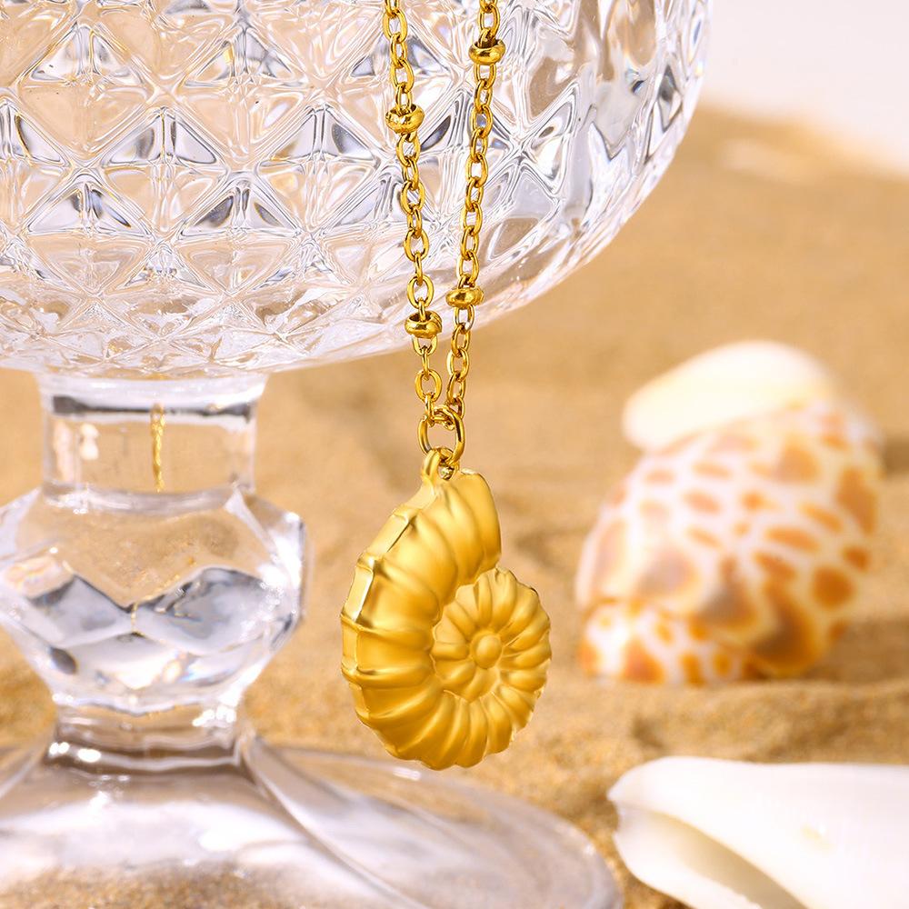 Summer style conch necklace suitable for women's summer beach travel and fashionable Zircon matching