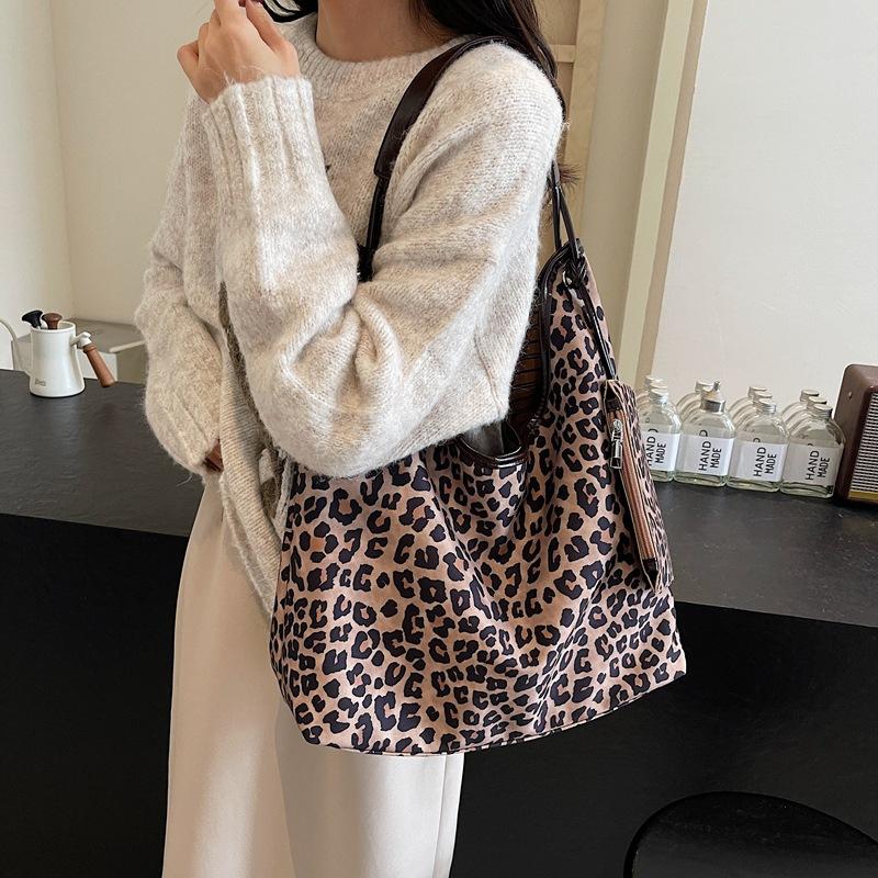 Canvas bag women's large capacity 2025 new autumn and winter leisure leopard print messenger bag versatile class commuter tote bag