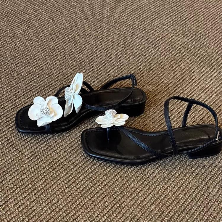 Sheepskin version 2025 spring and summer new fairy wind soft leather beach open-toed sandals French flower word with sandals female
