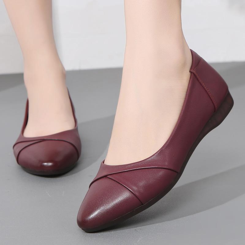 Springtime Women's Soft-soled Shoes, Genuine Leather Comfortable Flat Shoes with Shallow Openings for Middle-aged and Elderly Women