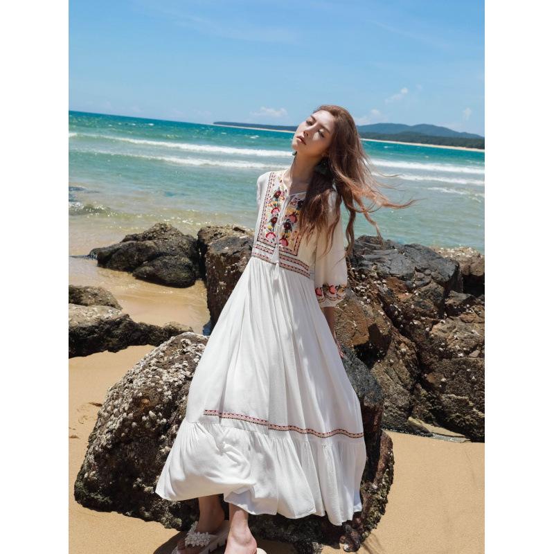 

Женское белое этническое летнее пляжное платье с вышивкой и большой юбкой-клеш Medium белый