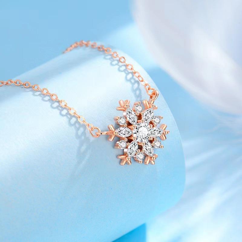New Dreamy Snowflake Necklace Niche Design Versatile Light Luxury Collarbone Chain To Send Girlfriend Simple Pendant