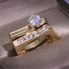 Vergoldeter geometrischer Ring mit farbigen Edelsteinen für Damen
