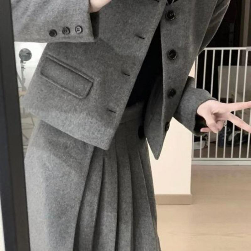 

Женский комплект из шерстяного пальто Petite Chic и плиссированной юбки на осень/зиму S