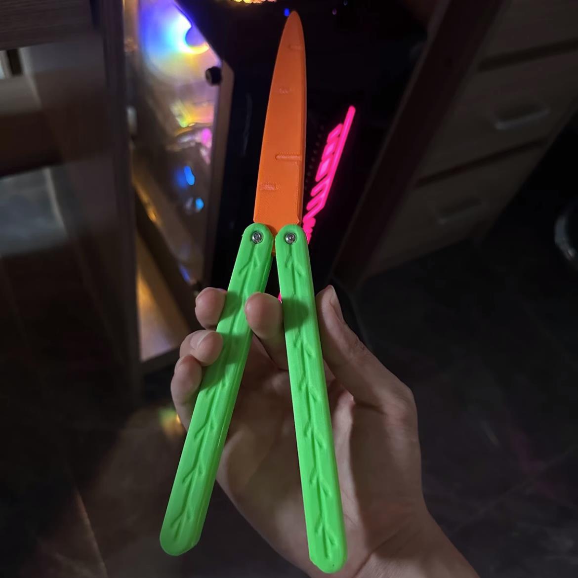 

Оригинальный 3D печатный нож-бабочка, гравитационный прямой прыжок, светящийся в темноте нож для редиса, сетка, красная мини-игрушка-нож-бабочка для моркови