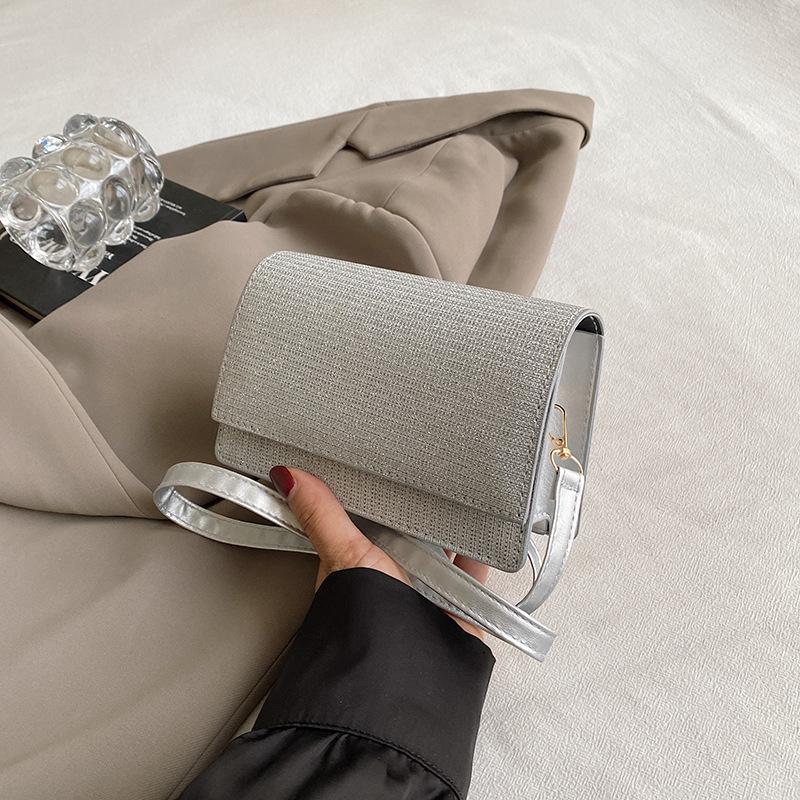 

2024 spring and summer new fresh casual portable underarm bag female personality niche commuting shoulder trend small square bag срібний