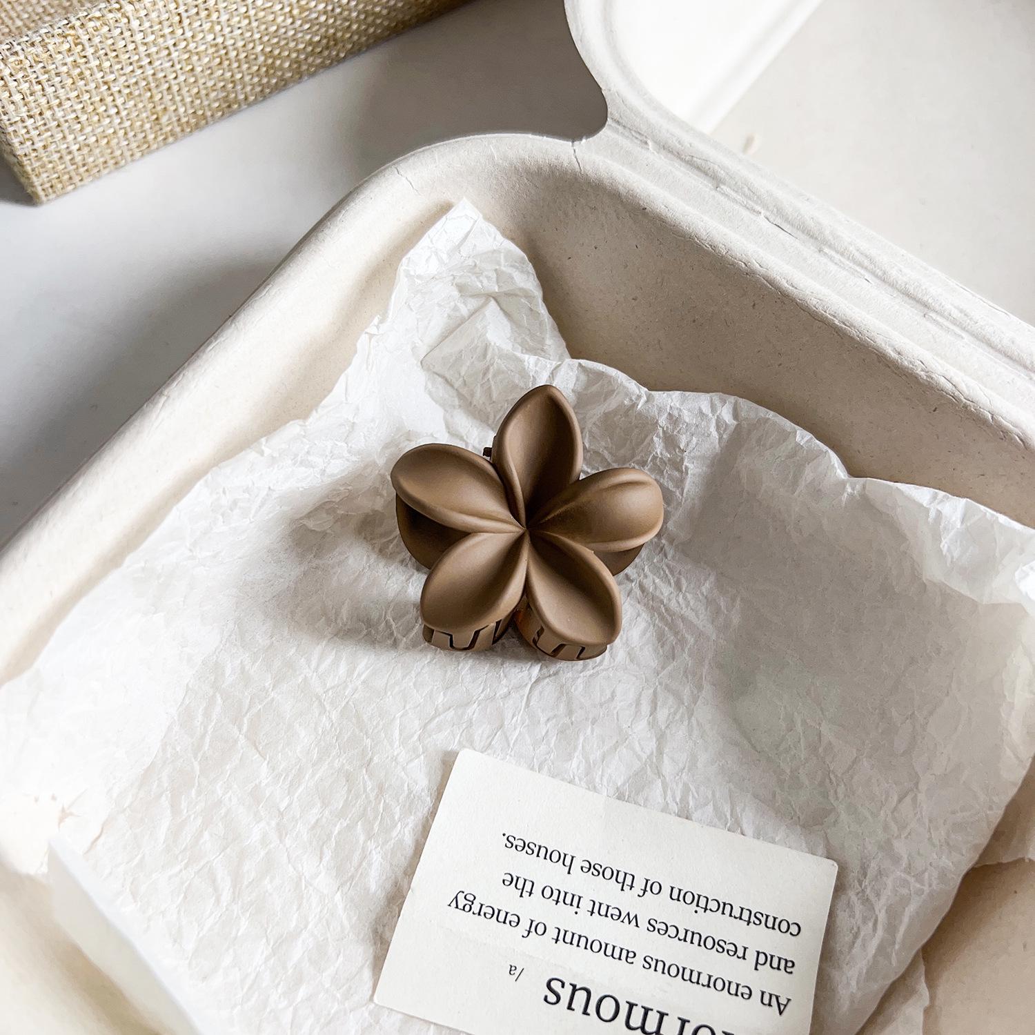 

Универсальная заколка для волос в виде акулы с матовым цветочным узором для хвостиков и полузавязанных причесок PS