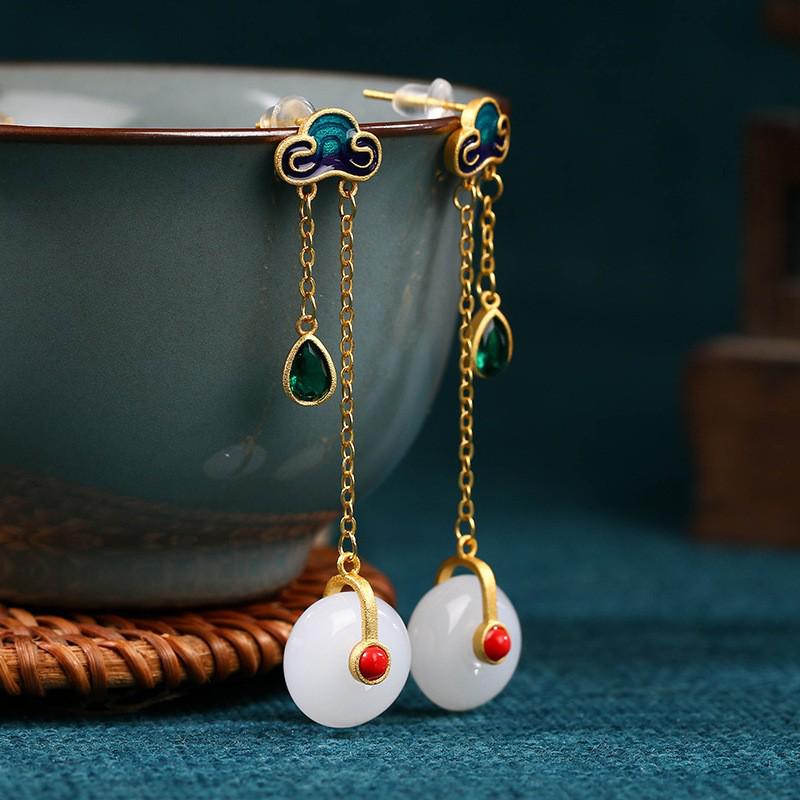 

Элегантные китайские серьги из серебра 925 пробы в стиле «легкая роскошь» с имитацией нефрита Хэтянь и дизайном «облако» и «пряжка безопасности». Electroplated 24K Gold