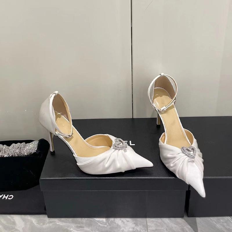 

Модные маленькие туфли-лодочки на высоком каблуке с бриллиантовым бантом «Любовь» 2024 Новые остроносые тонкие ажурные французские сандалии с закрытым носком для светских львиц 40 белый