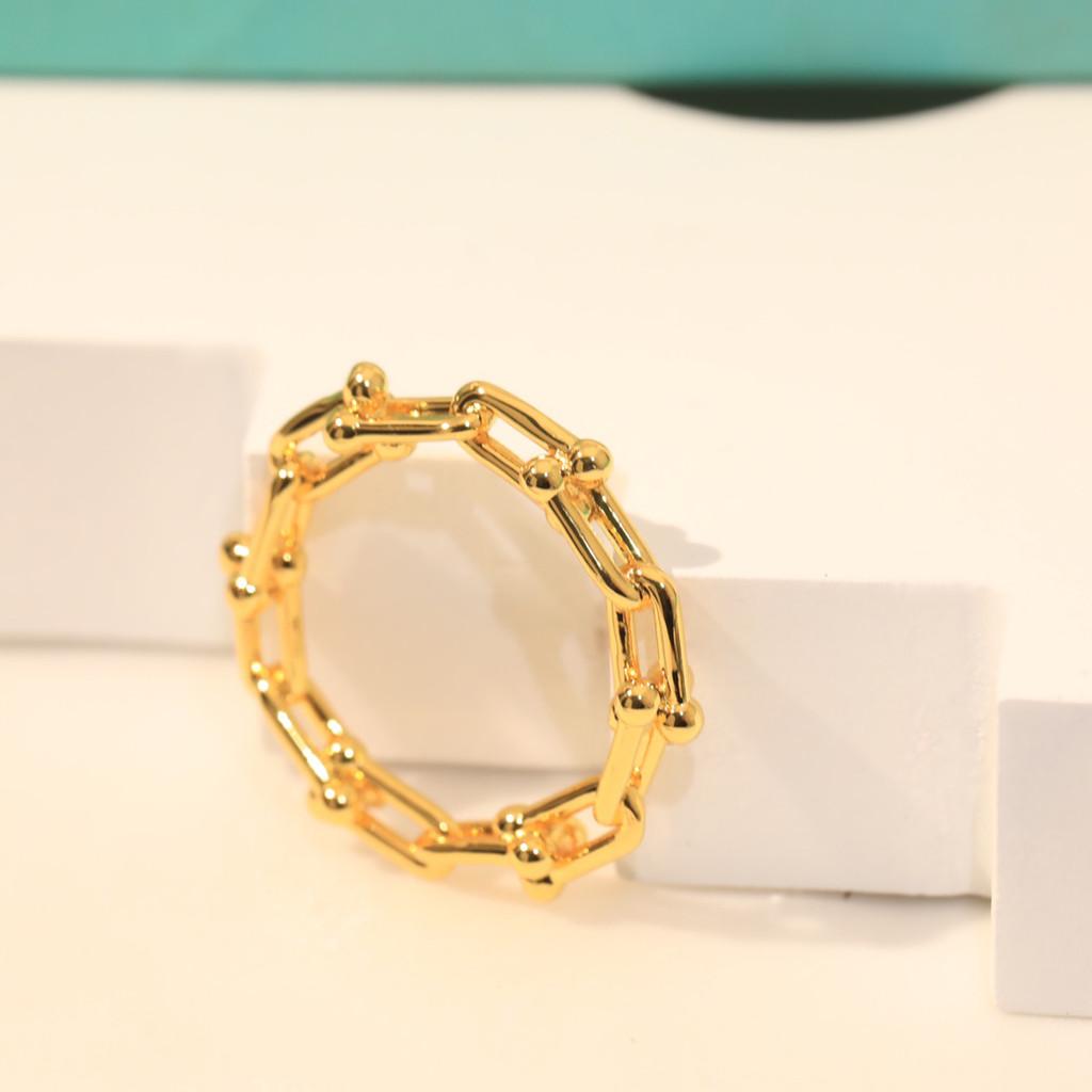 The ring is made of aurous material, which is breathtakingly beautiful. This summer, the hottest new item is the dual color electroplating 18k