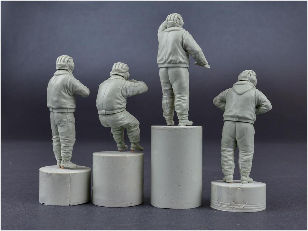 MiniArt Soviet Army Tank Soldier Wearing Winter Wearing Gear 4 Pieces Plastic Model MA37063 1/35 1970-1980s