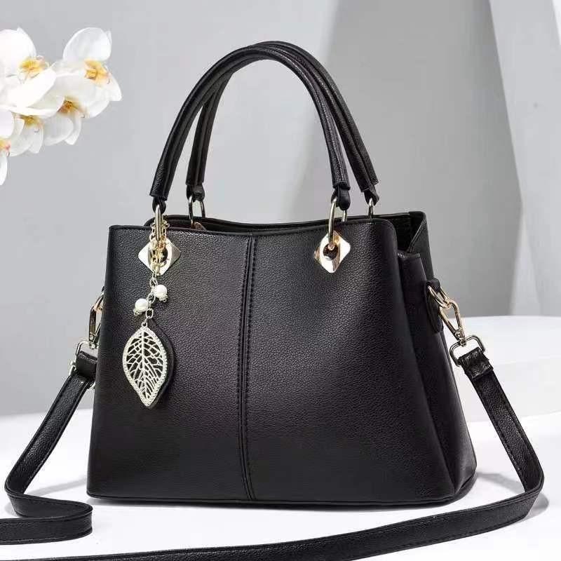 Versatile Medium Sized Bucket Handbag For Women With Trendy Chain And Lock Closure чёрный