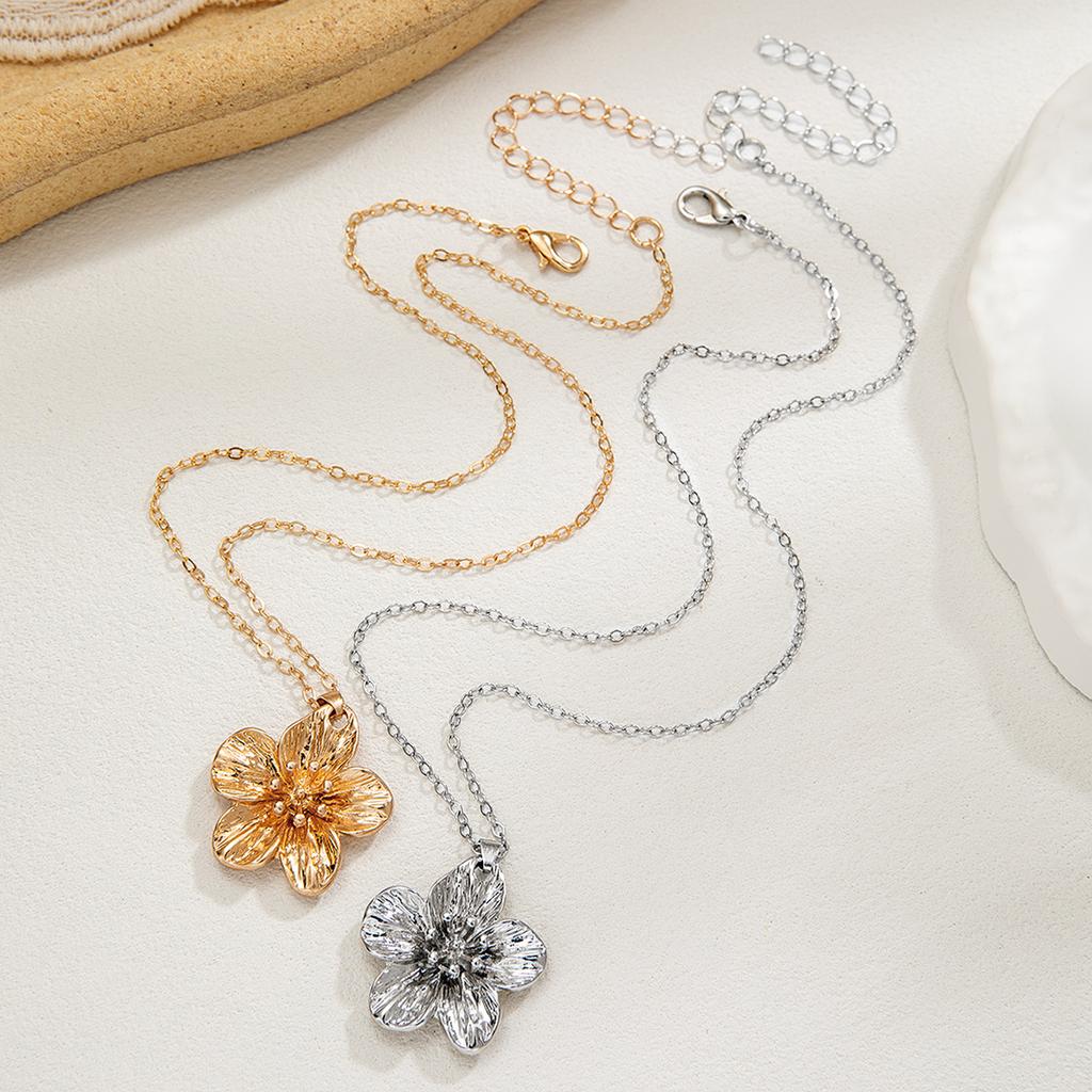 LATS New Fashion Metal Wrinkled Stereoscopic Flowers Pendant Necklace for Women Charm Temperament Clavicle Chain Party Jewelry