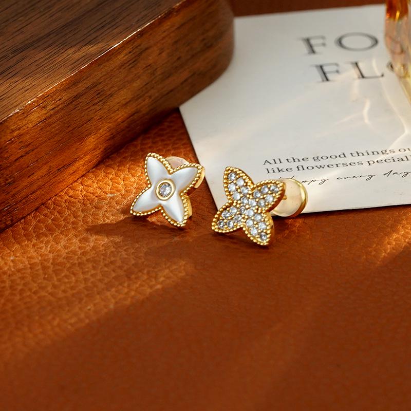 Cercei Stud Exquiziți cu Floare de Trifoi cu Zirconiu pentru Naveta Zilnică