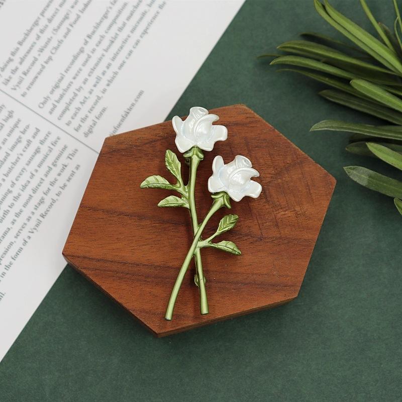 

Элегантная ретро французская темпераментная романтическая брошь в виде белой розы, нишевая, высококлассная, булавка в виде растения и цветка для костюма, корсаж