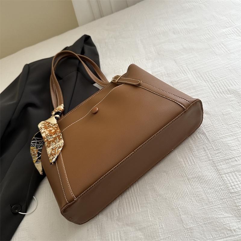 Large capacity portable underarm bag women's new simple casual shoulder bag commuter versatile messenger bag