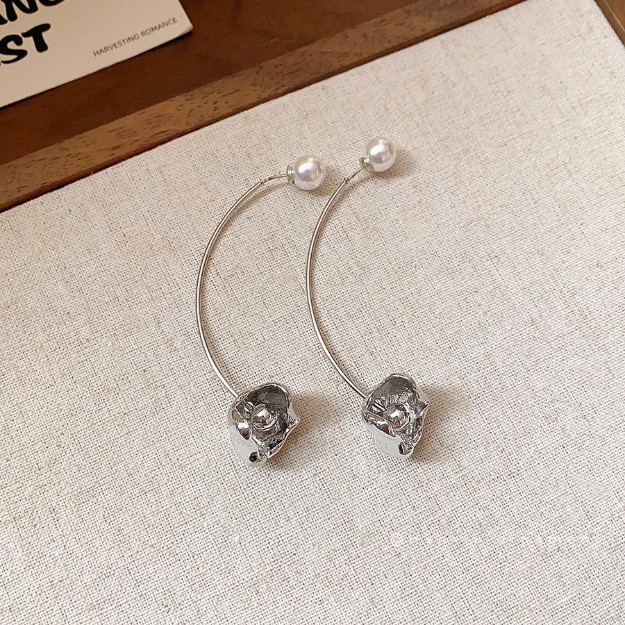 

Silver Needle High-End Tassel Earrings – Elegant, Fashionable, Simple Design with a Unique Touch.