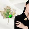 Exquisite Zirkon-Ahornblatt-Broschen für Damen, luxuriöser Strass-Pflanzen-Corsage-Schmuck für Kleider, Jacken und Partys