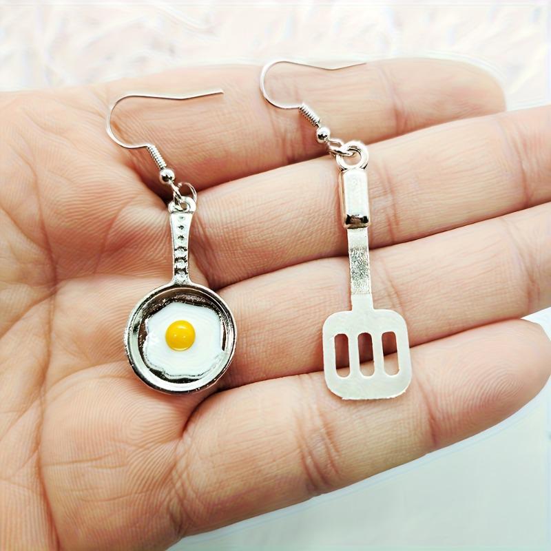Creative Asymmetrical Fried Egg Spatula Earrings: Unique Kitchen Utensil-Inspired Jewelry серебряный