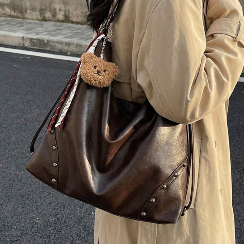 Casual Fashion Bag Have A Simple and Elegant Appearance. They Are Mostly Single-shoulder Bags or Tote Bag