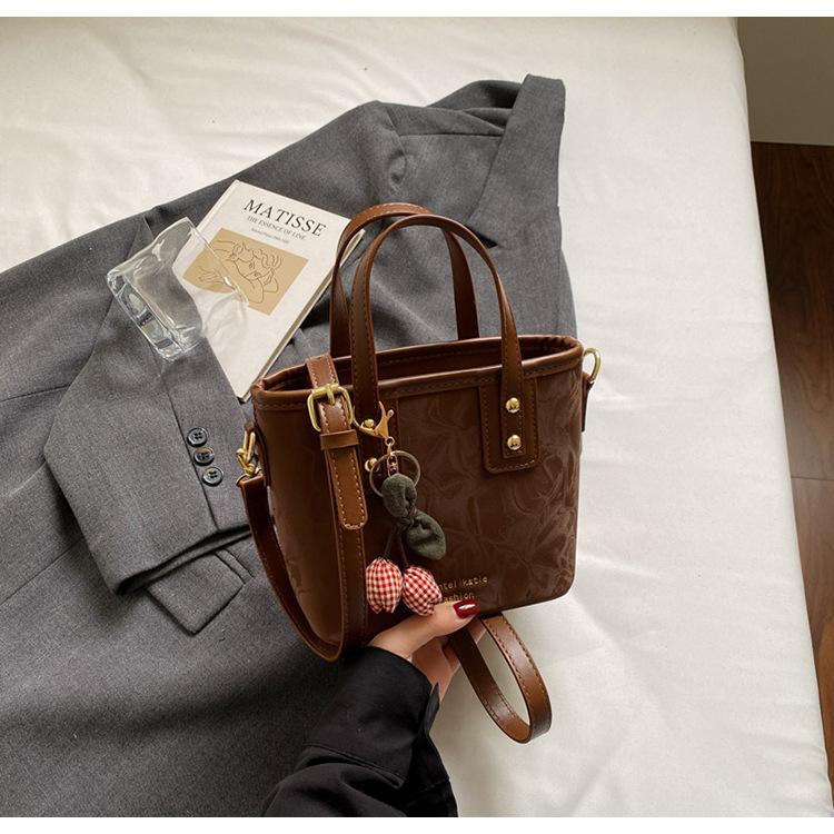 

This year s popular small bag women s 2025 new fashion niche retro shoulder messenger bag super fire portable bucket bag