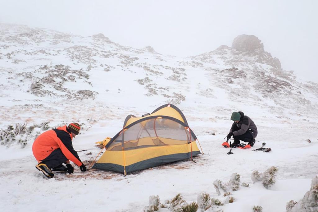 Windhike Air High In Low Temperatures from Inflatable Camping Ideal for Disaster Outdoor Car and Portable Storage Bag Included Mattress, R-Value