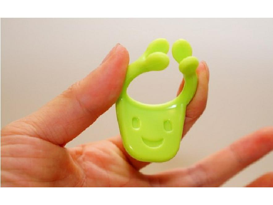 

Очаровательный лифтинг улыбки: Формирование уголков рта и тренажер для лица зелёный