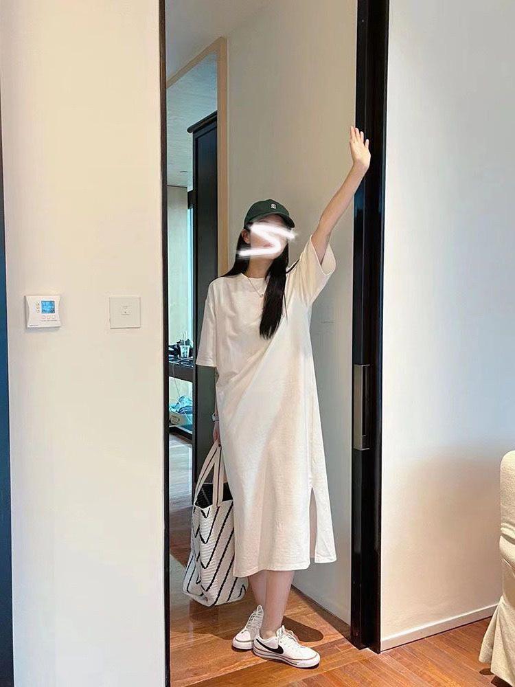 

Женское летнее платье-футболка свободного кроя однотонного цвета - средней длины с круглым вырезом и короткими рукавами XXL белый