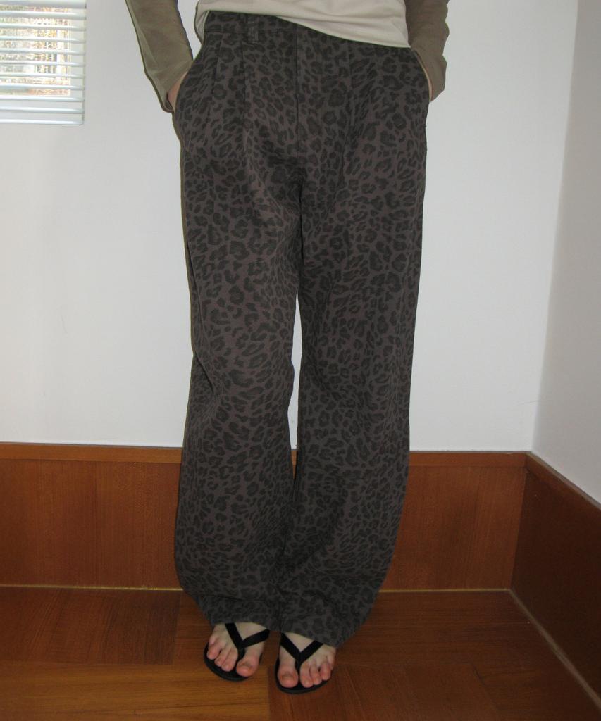 ROLAROLA Curved Pintuck Leopard Denim Pants Gray