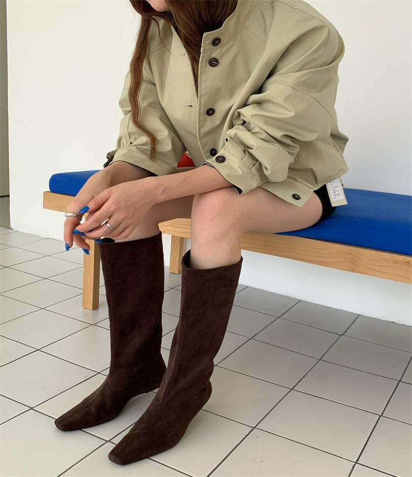 

Inner heightening suede square head boots women s 2025 new versatile but knee boots flat high boots knight boots 39 темно-коричневого