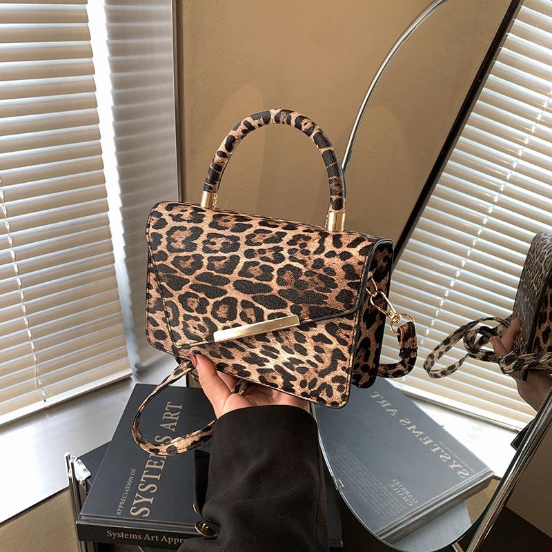 

Осень и зима ретро сумка подмышку 2025 модная новая в зарубежном стиле универсальная леопардовый принт популярная плечевая маленькая квадратная сумка сумка-мессенджер хаки