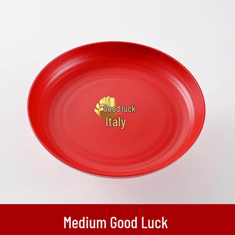 Набор круглых сервировочных тарелок красного цвета, символизирующий удачу.