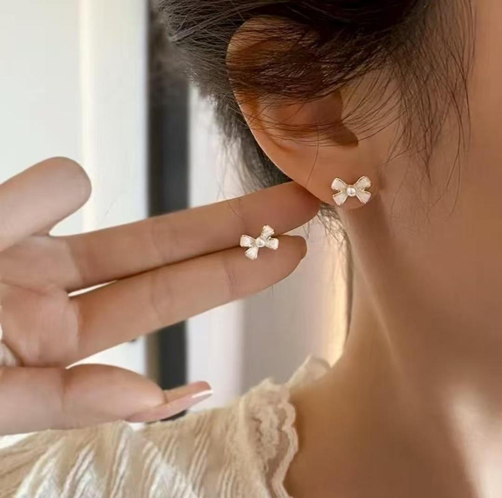 Exquisite Pearl Bow Stud Earrings: Elegant, Minimalist, and Versatile Fashion for Women.