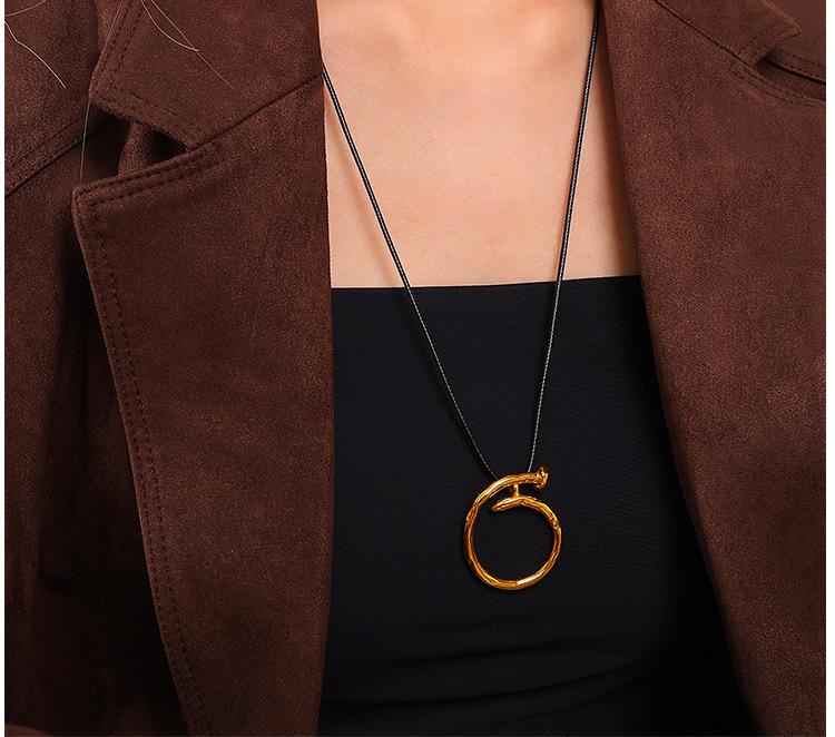 2025 Winter Fashion 18K Gold Stainless Steel Geometric Stackable Sweater Chain with Colorfast Black Rope for Women