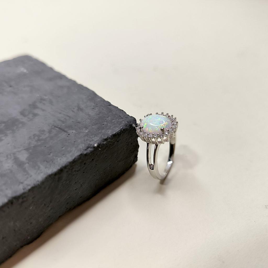Серебряное кольцо с опалом, фианитами, вес изделия 3,24 гр (2174318)