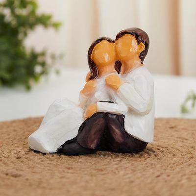 Ručne Maľované Malé Sošky Sediacich Romantických Pár | Krásna Živicová Domáca Dekorácia (Balenie 1 ks, Biela a hnedá farba)
